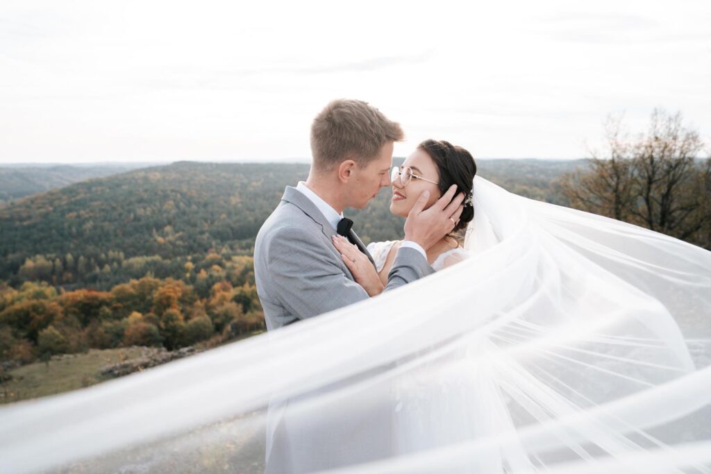 Para młoda w górach na sesji plenerowej